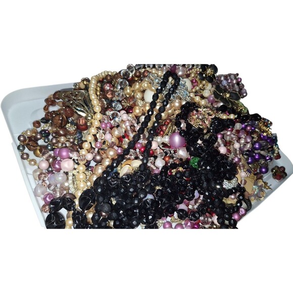 VTG 7lbs Costume Jewelry Lot – Faux Pearls Necklaces, Bracelets & Earrings - Picture 10 of 16